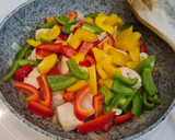 Foto del paso 3 de la receta: Pollo en salsa de tomate y pimientos tricolor