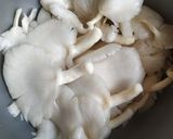 Foto langkah ke 1 dari resep Tumis jamur tiram bakso.