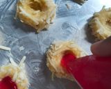 Foto langkah ke 5 dari resep Thumbrpint Cookies Strawberry 🍓.