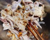 Hình bước làm 2 của món Đùi gà xé