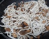 Foto del paso 3 de la receta: Gulas con setas y gambas