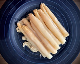 Foto del paso 4 de la receta: Espárragos blancos con crema de queso y jamón