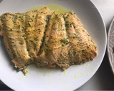 Foto del paso 1 de la receta: Salmón con ensalada de rúcula, canónigos,manzana 🍎 y fresón