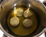 Foto del paso 2 de la receta: Huevo poché con alcachofas confitadas y crujiente de jamón y yuca