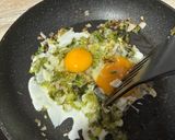 Foto del paso 2 de la receta: Huevos revueltos con cebolleta