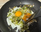 Foto del paso 2 de la receta: Huevos revueltos con cebolleta