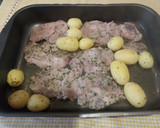 Foto del paso 10 de la receta: Filetes de contramuslo de pavo con papas al horno