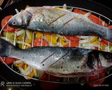 Foto del paso 5 de la receta: Lubina al horno con guarnición🐟🐟🐟🍅🍅🥔🥔🧅🧅