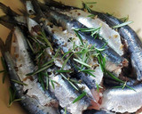 Foto del paso 3 de la receta: Sardinas asadas en tajine al horno, con romero y vinagreta
