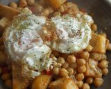 Foto del paso 5 de la receta Garbanzos con patatas y huevos fritos al pimentón picante