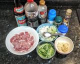 รูปขั้นตอนการทำที่ 1 ของ หมูผัดซอสขิง