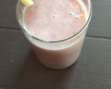 A picture of step 2 of Banana strawberry milkshake.