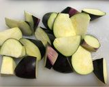 Foto del paso 1 de la receta: Berenjena, cebolla y cerdo con miso