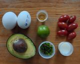 Foto del paso 1 de la receta: Huevo con aguacate y tomates uva