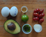 Foto del paso 1 de la receta: Huevo con aguacate y tomates uva