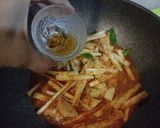 รูปขั้นตอนการทำที่ 2 ของ ไก่ผัดพริกแกงยอดมะพร้าวอ่อน