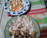 Foto del paso 1 de la receta: Ensaladilla con champiñones, boletus y gambas