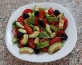 Une image de l'étape 6 de Salade d'avocat, laitue, tomate et olives 🥑🍅🥬🫒.