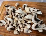 Une image de l'étape 2 de Couronne aux champignons, épinards, tomate et parmesan.