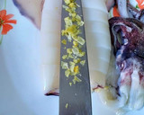 Foto del paso 4 de la receta: Calamar a la plancha al limón con ajos garrapiñados y perejil