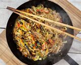 Foto del paso 7 de la receta: 🍜 Vegetales salteados al wok con carne 🍜 Rendidor y con productos de temporada