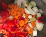Foto del paso 3 de la receta: Caldo de merluza y gambones