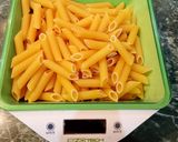 Foto del passaggio 2 della ricetta Penne rigate alle zucchine e squacquerone