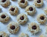 Foto langkah ke 5 dari resep Nutella Cheese Thumbprint Cookies.