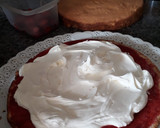 Foto del paso 6 de la receta: Bomba 💣 de frutilla 🍓dulce de leche y chantilly🤤👌🏻
