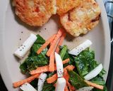 Foto del paso 4 de la receta: Tortitas de papa y zanahoria con ensalada