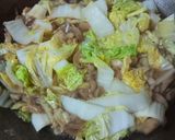 Foto langkah ke 3 dari resep Tumis sawi jamur.