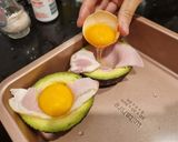 รูปขั้นตอนการทำที่ 2 ของ อะโวคาโดอบกับไข่และเบคอน breakfast/brunch