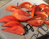 Une image de l'étape 4 de Salade du jardin,tomate cœur de bœuf,fromage frais mariné et ciboulette.