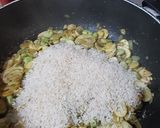 Foto del paso 2 de la receta: Arroz con habitas y champiñones frescos