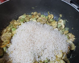 Foto del paso 2 de la receta: Arroz con habitas y champiñones frescos