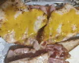 Foto del paso 4 de la receta: Tostadas de bacon, pollo, cebolla y miel/mostaza