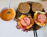 Hình bước làm 4 của món Burger trứng tự làm đơn giản