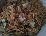 Foto langkah ke 10 dari resep Mie goreng nyemek sawi putih dengan baso sapi.