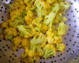 A picture of step 3 of Gobhi nu shak.