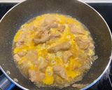 Hình bước làm 4 của món Cơm gà trứng kiểu Nhật (Oyakodon)