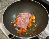 รูปขั้นตอนการทำที่ 2 ของ กะเพราหมูสับหมูยอ