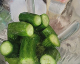 A picture of step 2 of Agua de pepino y limón (cucumber & lime water).