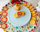 A picture of step 3 of Monaco Biscuit Sev puri / Monaco Sandwich.