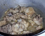 A picture of step 1 of Tinolang manok.