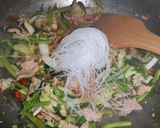 รูปขั้นตอนการทำที่ 10 ของ สุกี้หมูแห้ง