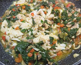 Foto del paso 2 de la receta: Revuelto de merluza con verduras