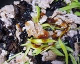 รูปขั้นตอนการทำที่ 2 ของ หมูผัดพริกหนุ่ม