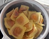Királyrák töltött Raviolival tárkonyos szószban recept fázis 3 fotója