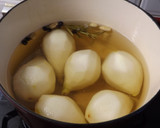 Foto del paso 2 de la receta: Peras escalfadas y especiadas con helado