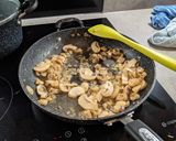 A picture of step 3 of Creamy mushroom pasta.
